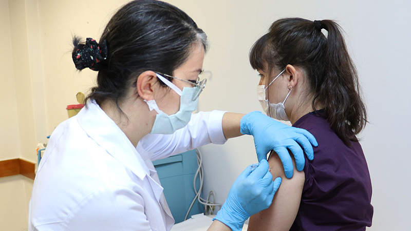 Türkiye'de ilk Koronavirüs aşısı gönüllülere yapıldı