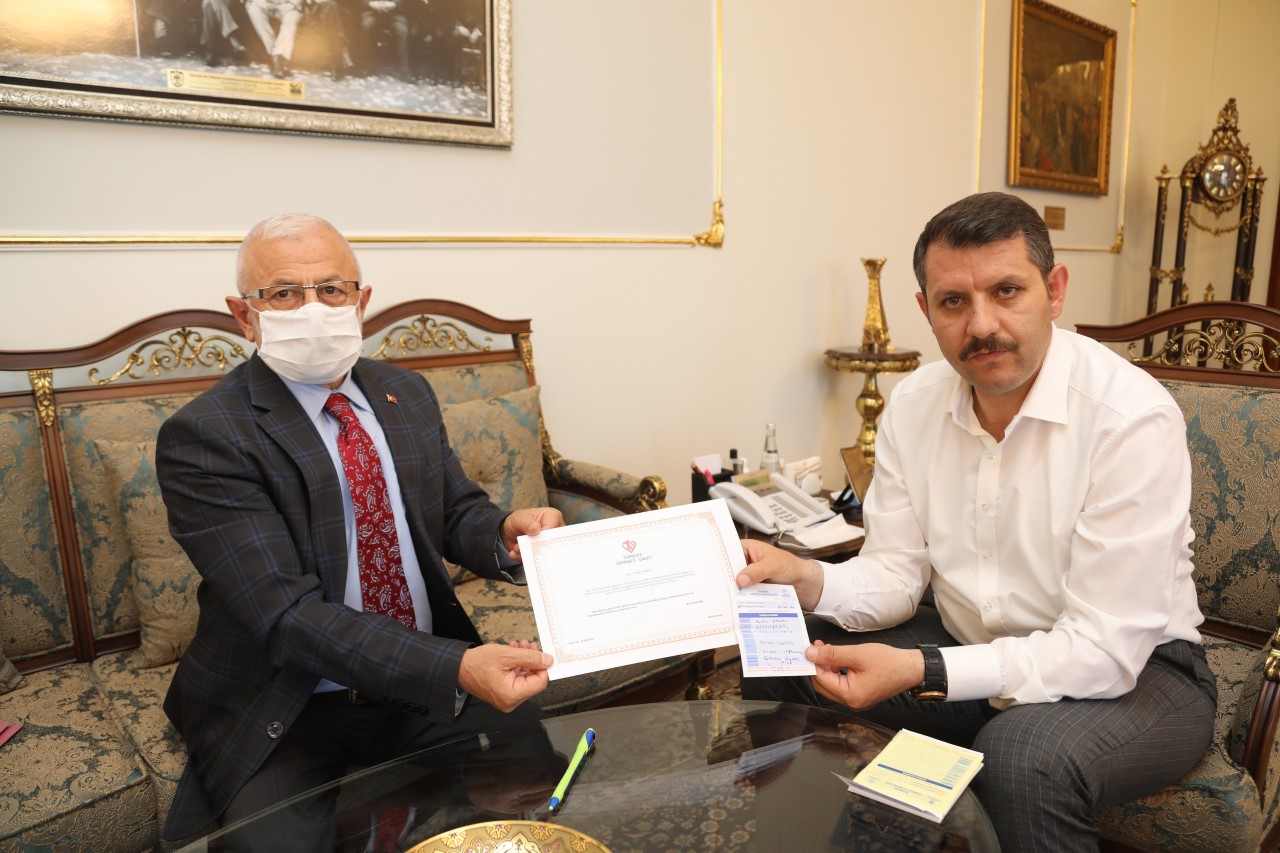 Sivas Valisi Salih Ayhan, Kurbanını Diyanet Vakfına Bağışladı