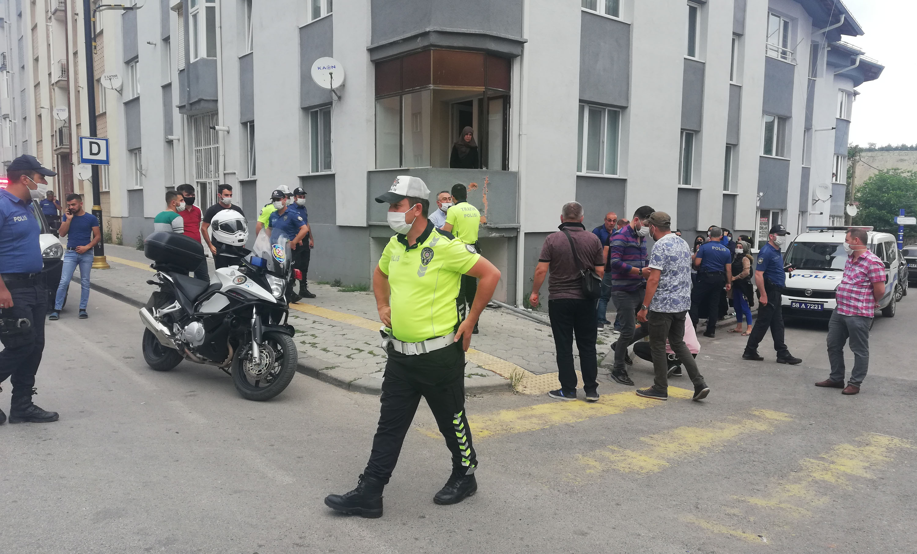 Sivas'ta sık kaza yaşanan caddede oturanlardan 'önlem' eylemi