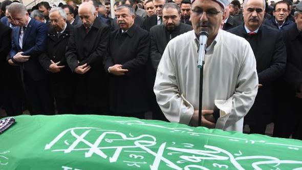 Bakan Yılmaz Sivas'ta cenazeye katıldı