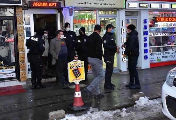 Sivas'ta kiraladıkları dairede kumar oynayan 15 kişiye gözaltı