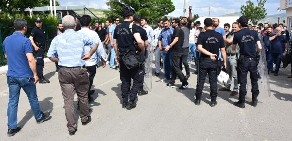 Sivas'ta İşten Çıkarılan Fabrika İşçilerinden Eylem