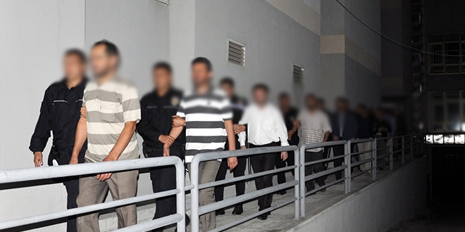 Sivas'ta ihraç edilen 15 öğretmenden 10'u tutuklandı