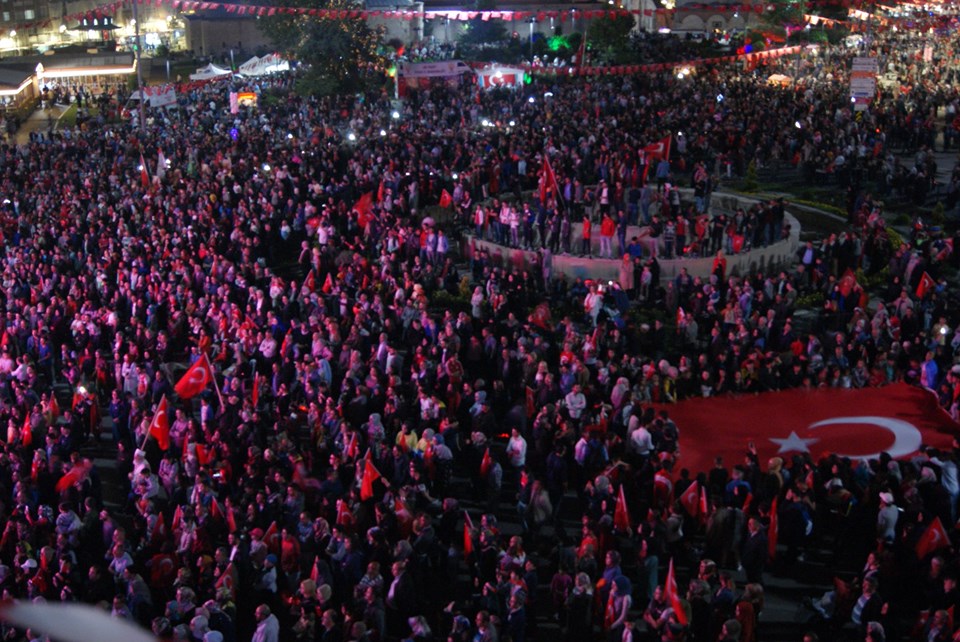 Binlerce kişi, 15 Temmuz için Sivas'ta meydanda buluştu