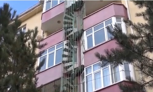 Sivas'ta balkonundan düşen kız ağır yaralandı