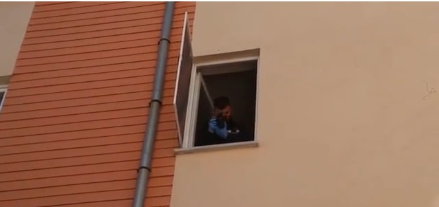 Sivas'ta camdan düşen oyuncağının ardından aşağıya atlayan çocuk hayatını kayıp etti