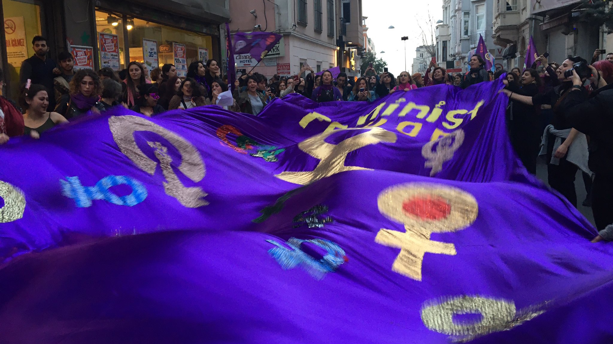 Valiliğin yasak kararına rağmen Feminist Gece Yürüyüşü için kadınlar bir arada