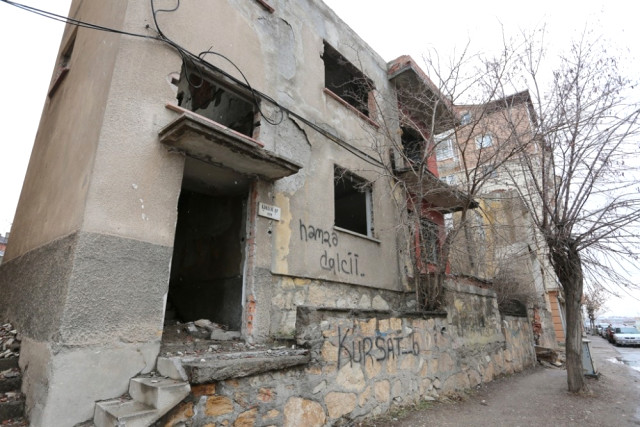 Sivas'ta Tehlike Saçan Metruk Binalar Yıkılıyor