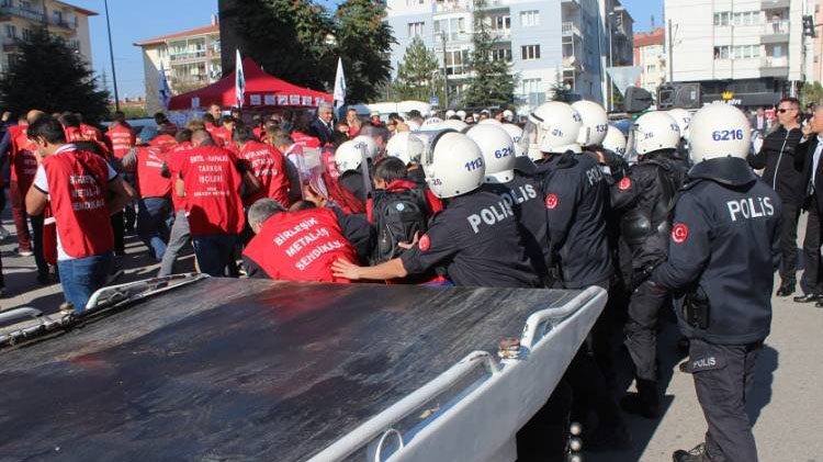 Maaşlarını alamadıkları için Eskişehir’den Ankara’ya yürüyen metal işçilerine polis müdahalesi: 32 gözaltı