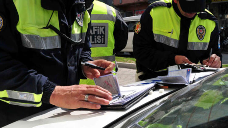 Sivas'ta 45 araç sürücüsüne sigara cezası