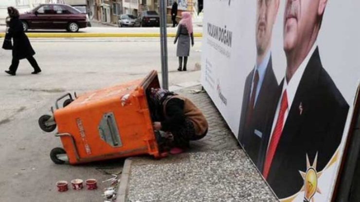 Yokluk değil varlık (!) manzarası: AKP afişi önünde çöpten yiyecek arama