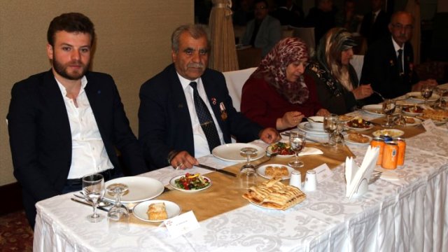 Sivas Valiliği, Muharip Gaziler Derneği üyeleri ve ailelerine yemek verdi