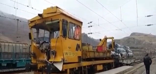 Sivas'ta demir yolunda iş makineleri çarpıştı 1 ölü, 4 yaralı