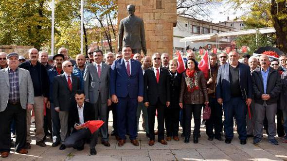 Sivas'ta CHP ve ADD’den Atatürk Anıtına çelenk