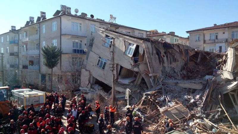 Elazığ'da 6,8 büyüklüğünde deprem | Şimdiye kadar 39 kişi öldü; kurtarma çalışmaları devam ediyor