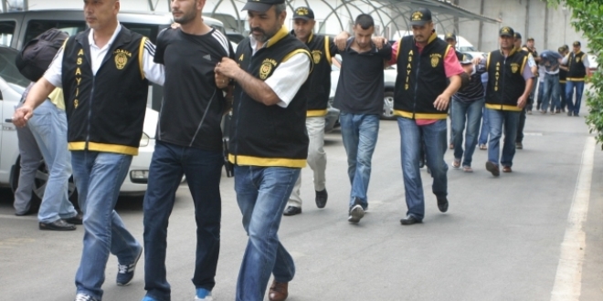 Sivas'ta 10 zabıt katibi ile bir polis memuru gözaltına alındı