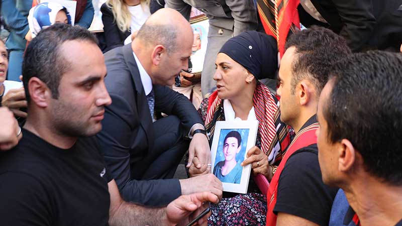 İçişleri Bakanı Soylu, annelerin eylem yaptığı HDP Diyarbakır İl Başkanlığı'nın önünde
